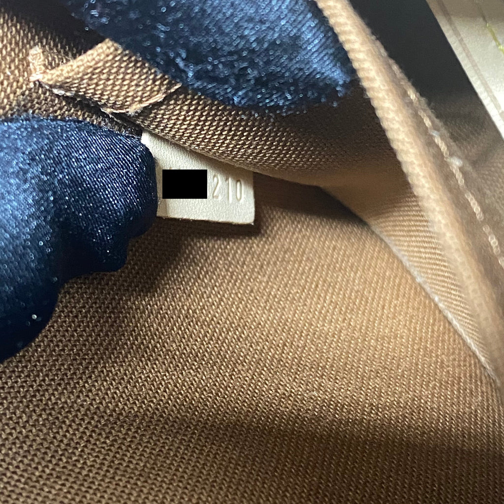 louis-vuitton-pochette-accessories-mb4210