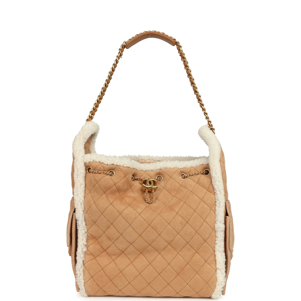 chanel-medium-25-hobo-bag-beige-suede-and-white-shearling-antique-gold-metal