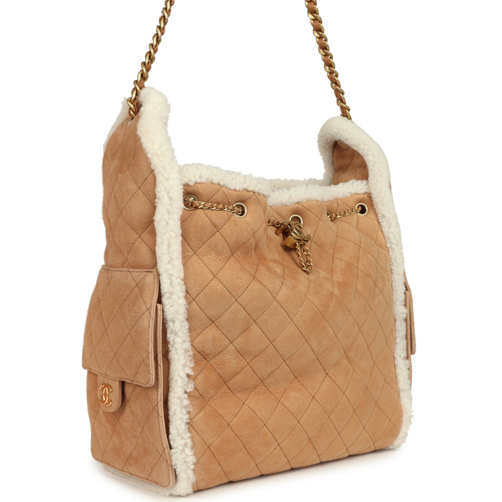 chanel-medium-25-hobo-bag-beige-suede-and-white-shearling-antique-gold-metal