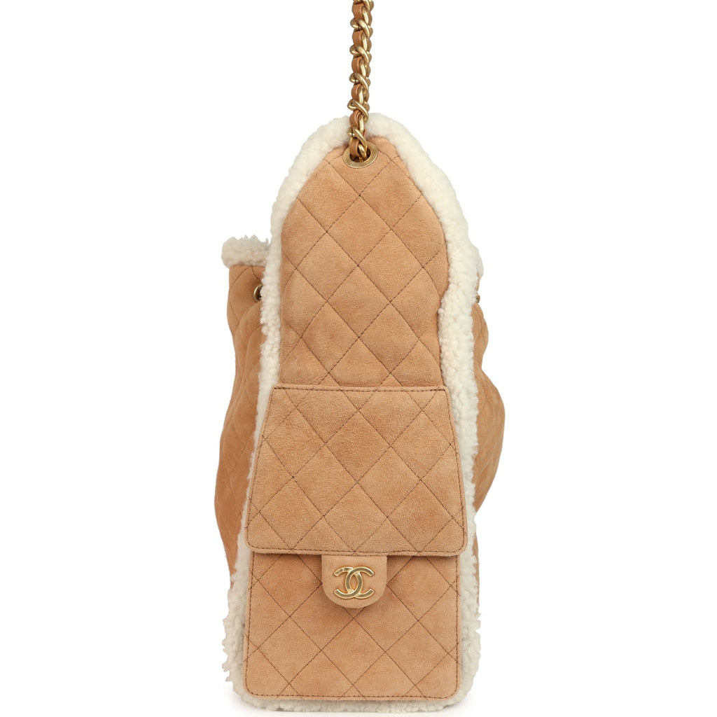 chanel-medium-25-hobo-bag-beige-suede-and-white-shearling-antique-gold-metal