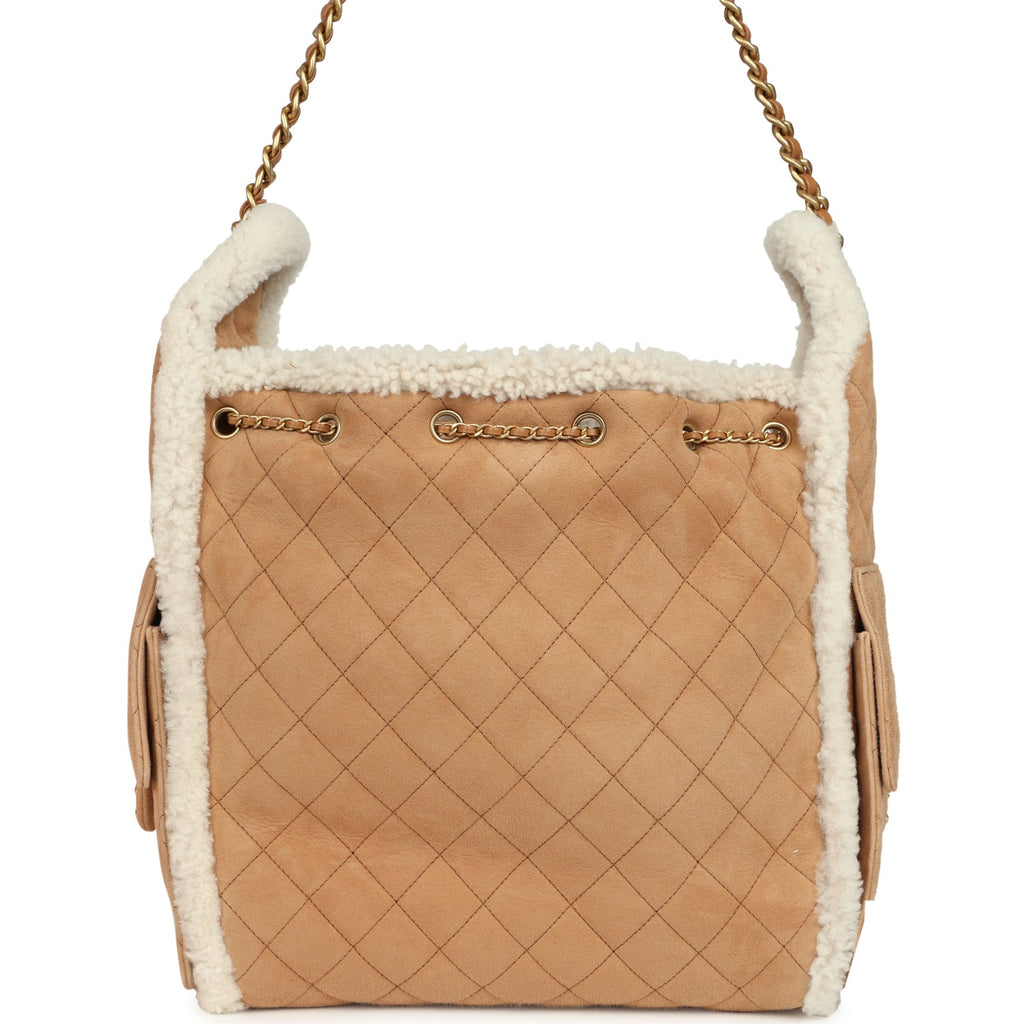 chanel-medium-25-hobo-bag-beige-suede-and-white-shearling-antique-gold-metal