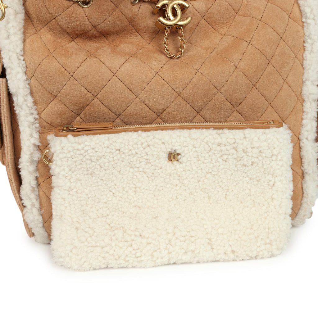 chanel-medium-25-hobo-bag-beige-suede-and-white-shearling-antique-gold-metal