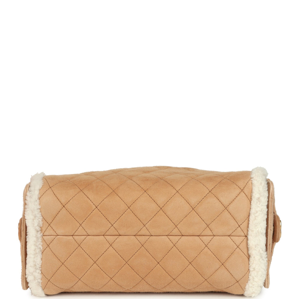 chanel-medium-25-hobo-bag-beige-suede-and-white-shearling-antique-gold-metal