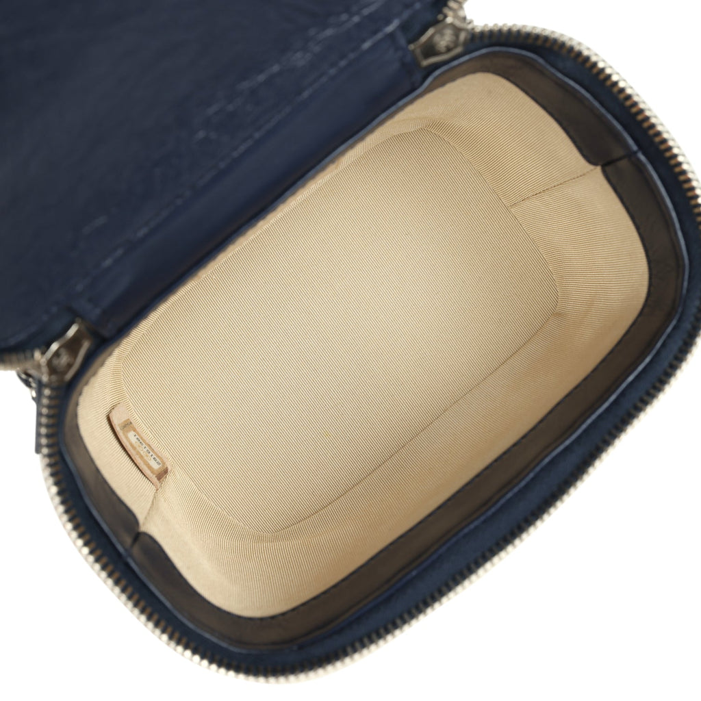 pre-owned-chanel-small-top-handle-vanity-case-beige-raffia-and-navy-calfskin-silver-metal