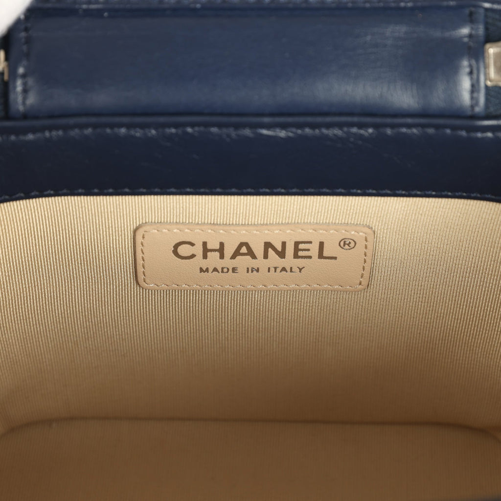 pre-owned-chanel-small-top-handle-vanity-case-beige-raffia-and-navy-calfskin-silver-metal