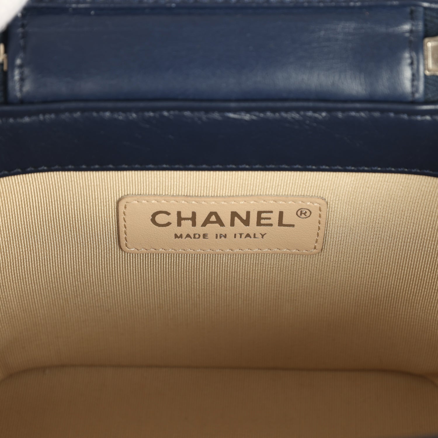 pre-owned-chanel-small-top-handle-vanity-case-beige-raffia-and-navy-calfskin-silver-metal