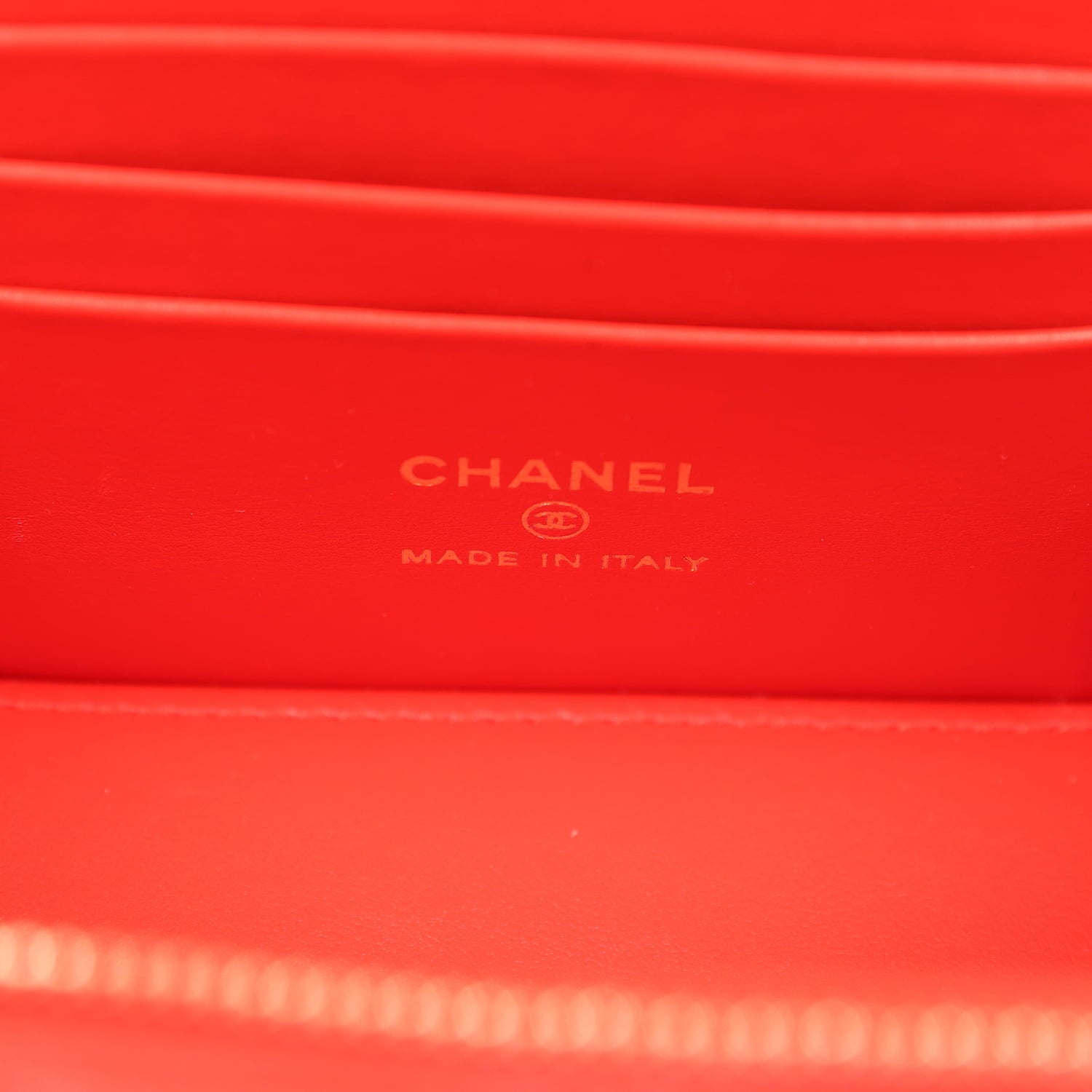 chanel-small-classic-vanity-case-red-shiny-caviar-light-gold-metal