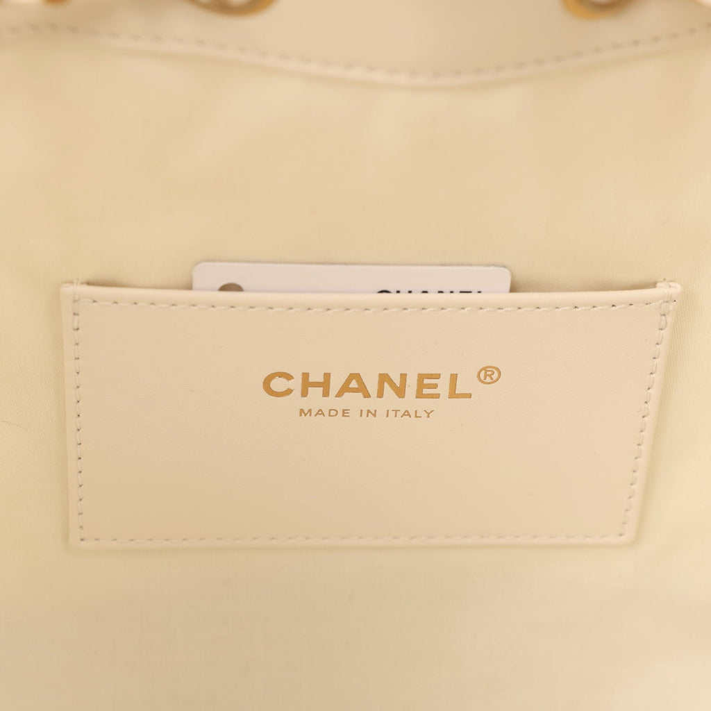 chanel-small-25-hobo-bag-white-raffia-and-black-calfskin-antique-gold-metal-2