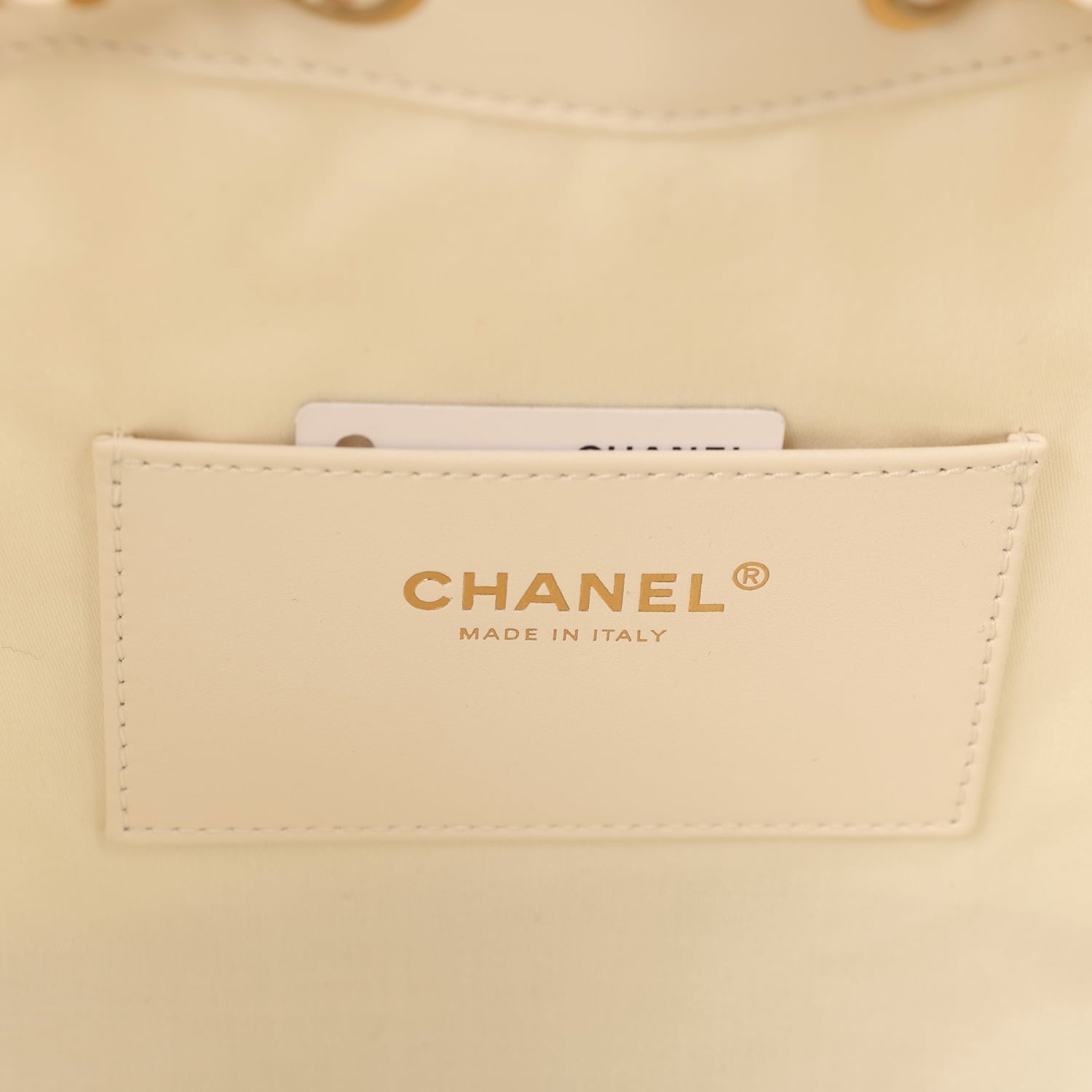 chanel-small-25-hobo-bag-white-raffia-and-black-calfskin-antique-gold-metal-2