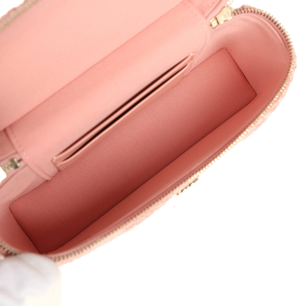 chanel-top-handle-long-vanity-case-with-chain-light-pink-braided-raffia-light-gold-metal-1