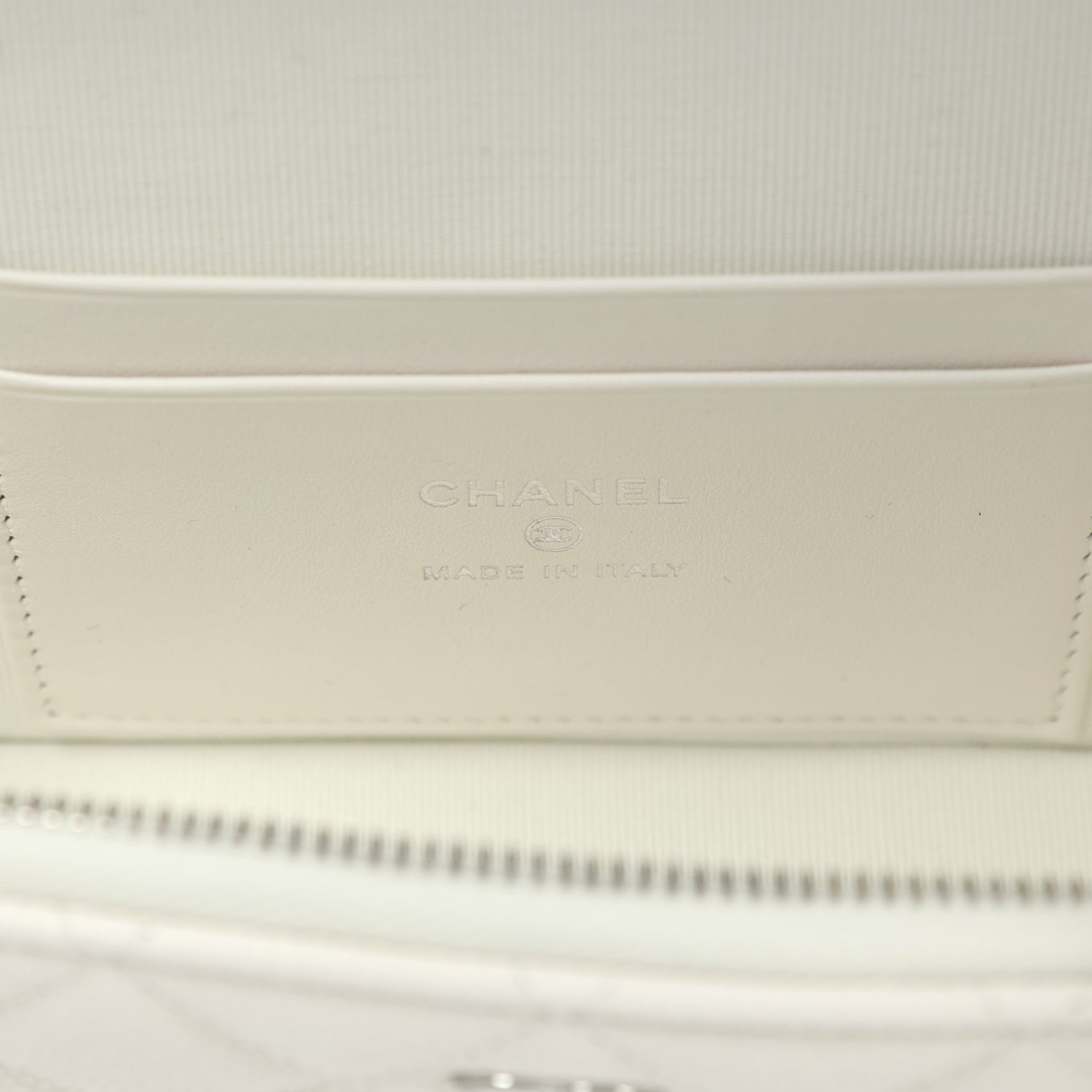 chanel-top-handle-long-vanity-case-with-chain-white-shiny-caviar-silver-metal