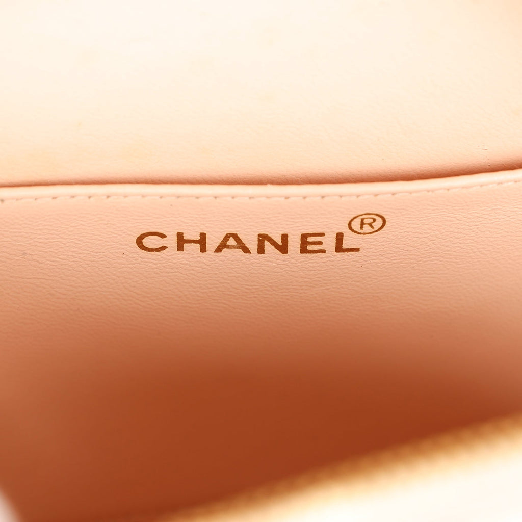 vintage-chanel-round-vanity-bag-beige-and-black-patent-leather-antique-gold-metal
