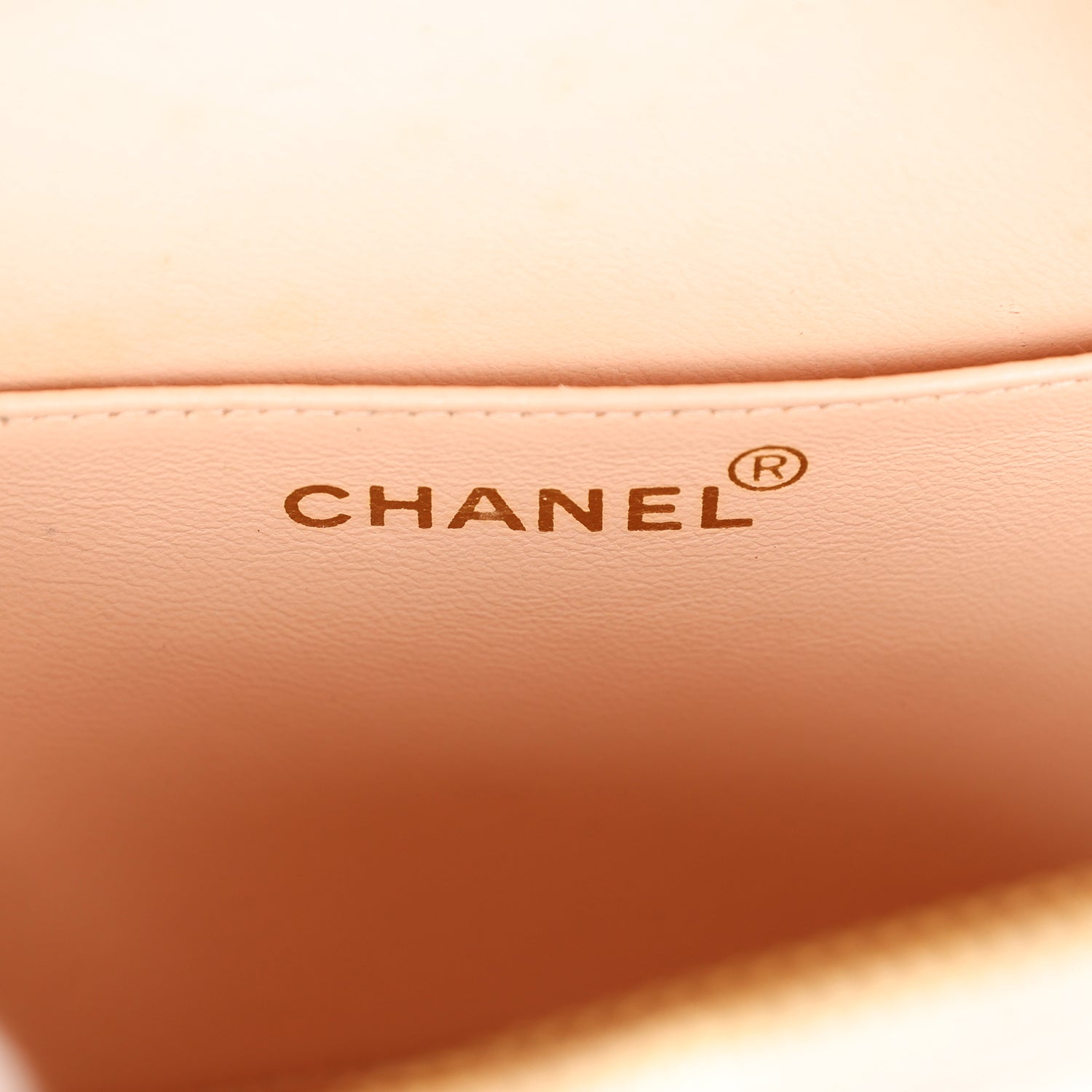 vintage-chanel-round-vanity-bag-beige-and-black-patent-leather-antique-gold-metal
