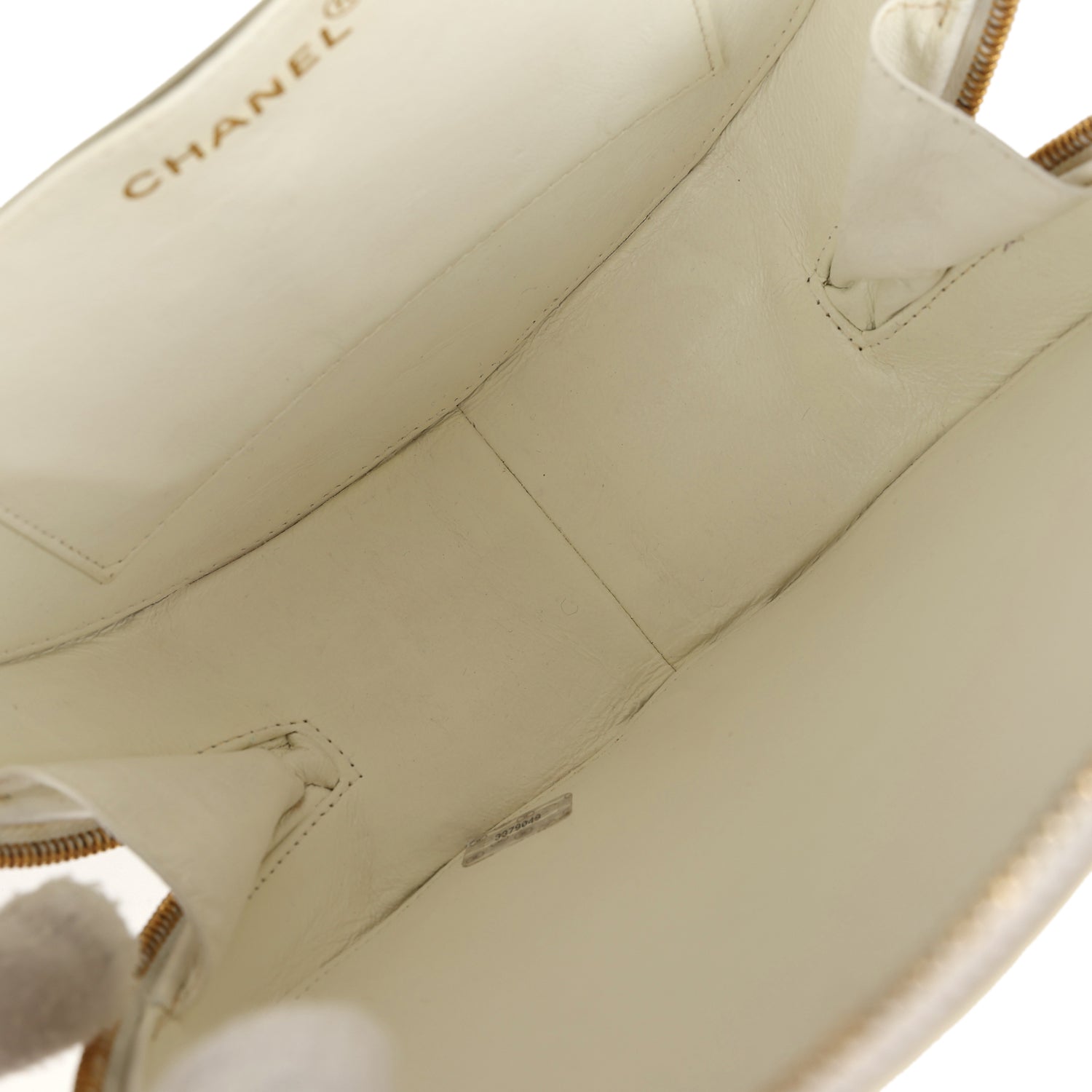 vintage-chanel-round-vanity-bag-white-and-black-patent-leather-antique-gold-metal