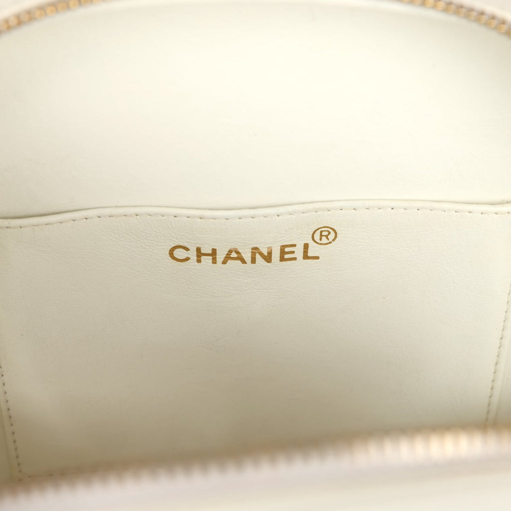vintage-chanel-round-vanity-bag-white-and-black-patent-leather-antique-gold-metal