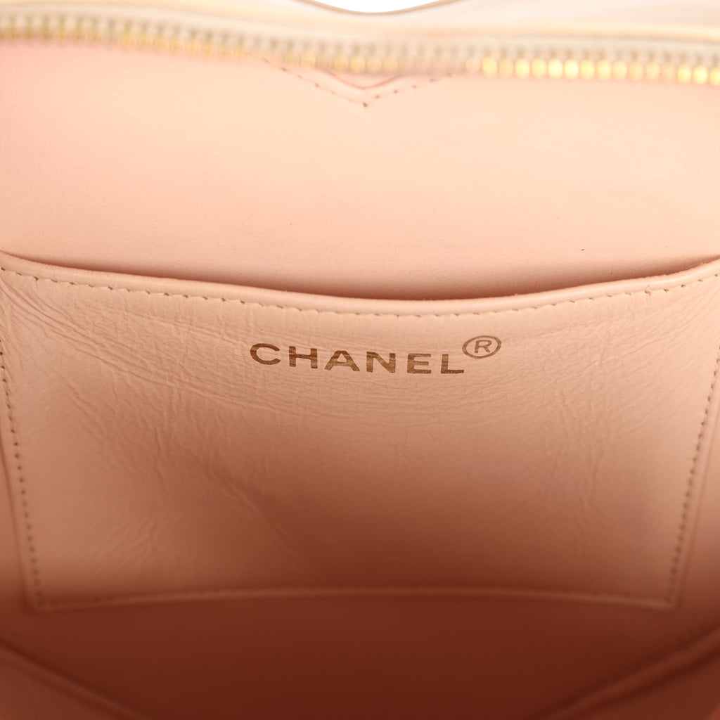vintage-chanel-heart-vanity-bag-beige-and-black-patent-antique-gold-metal