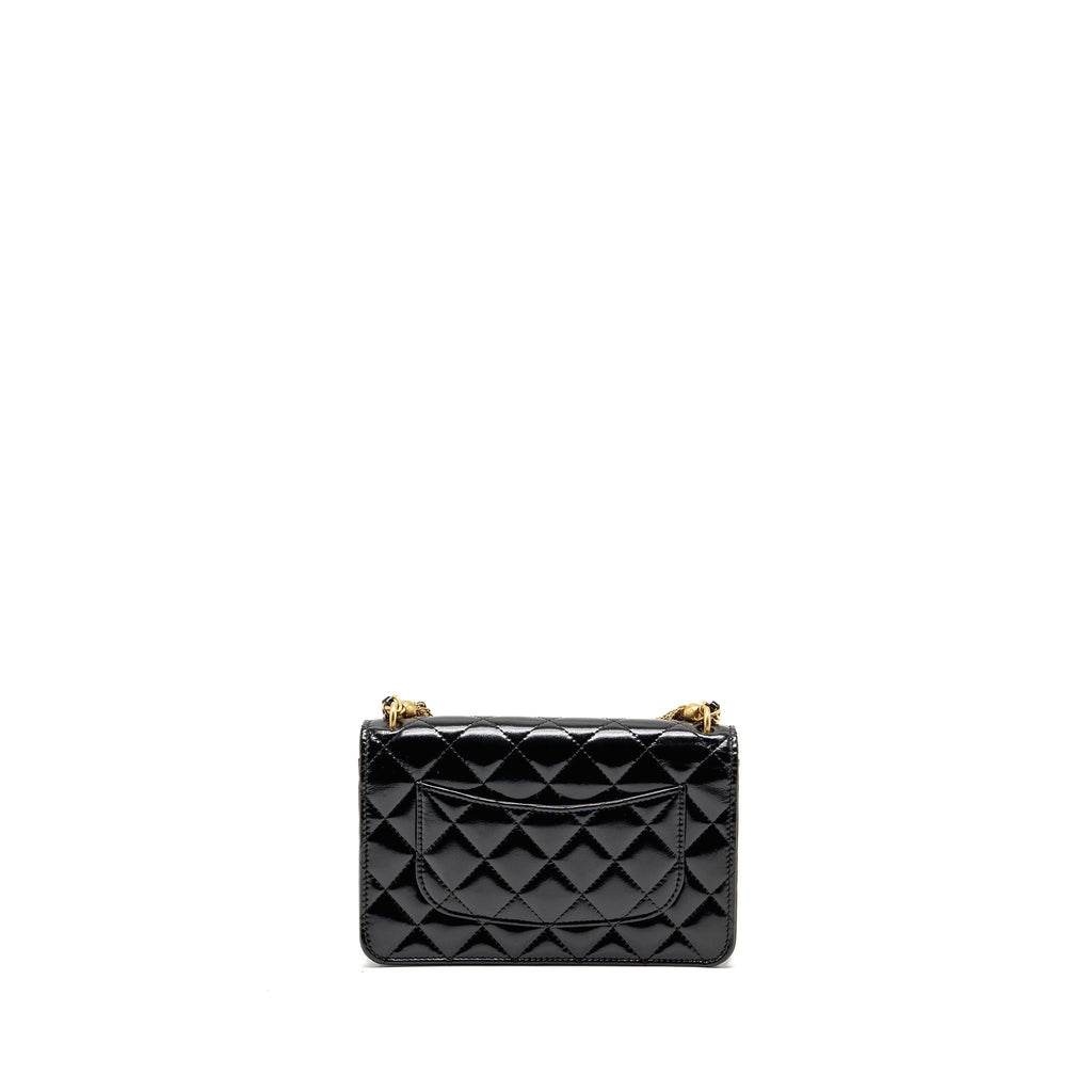 chanel-24a-detailed-chain-wallet-on-chain-shiny-calfskin-black-ghw-microchip
