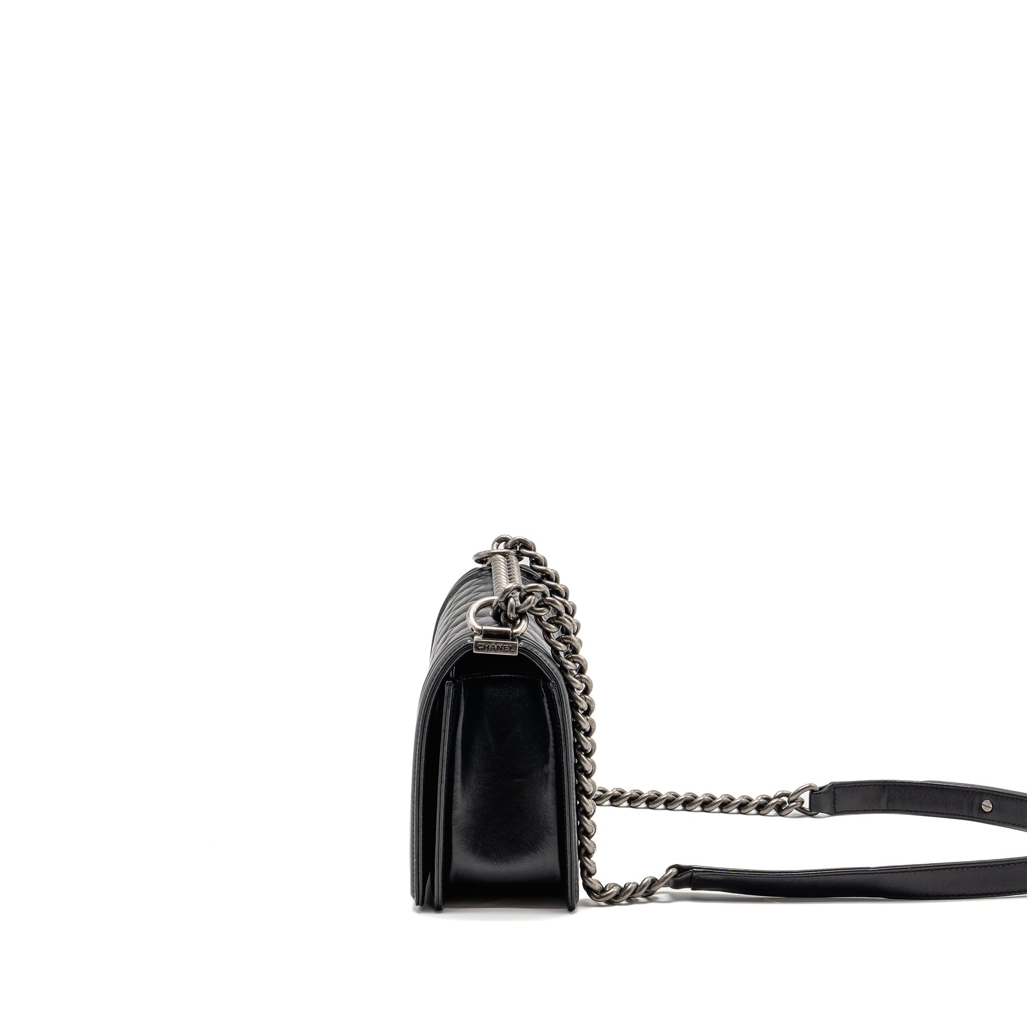 chanel-medium-boy-bag-lambskin-black-ruthenium-shw-2