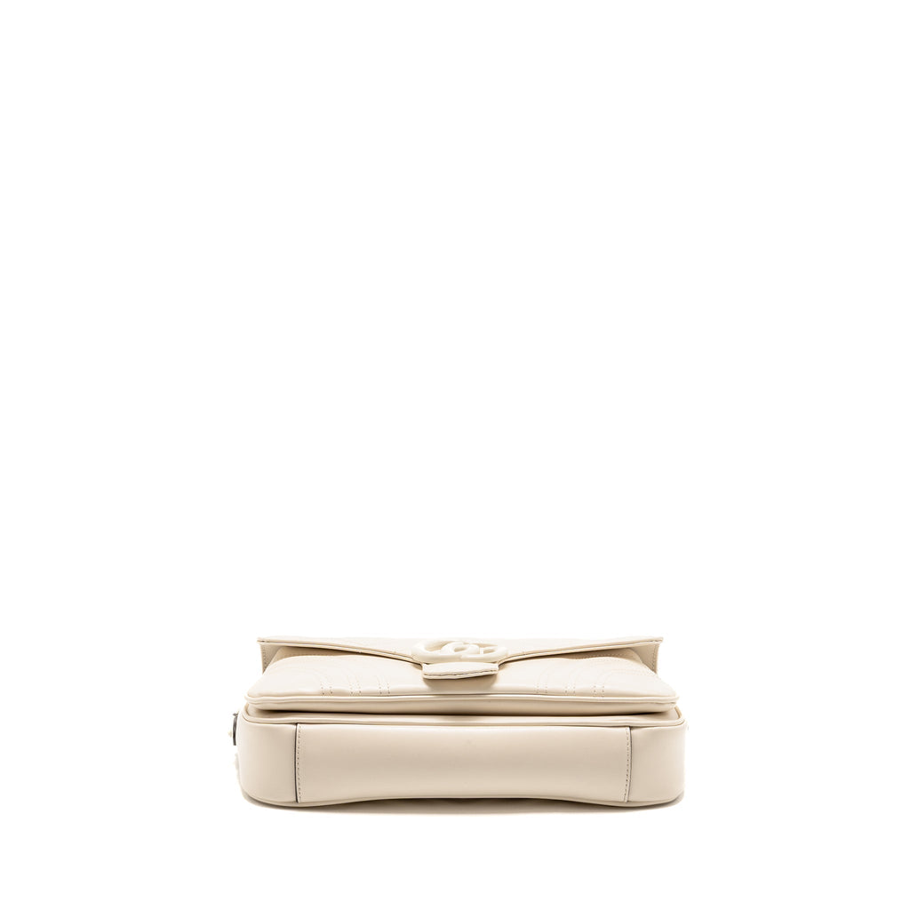 gucci-medium-gg-marmont-shoulder-bag-white-matelasse-chevron-leather-with-white-hardware-copy
