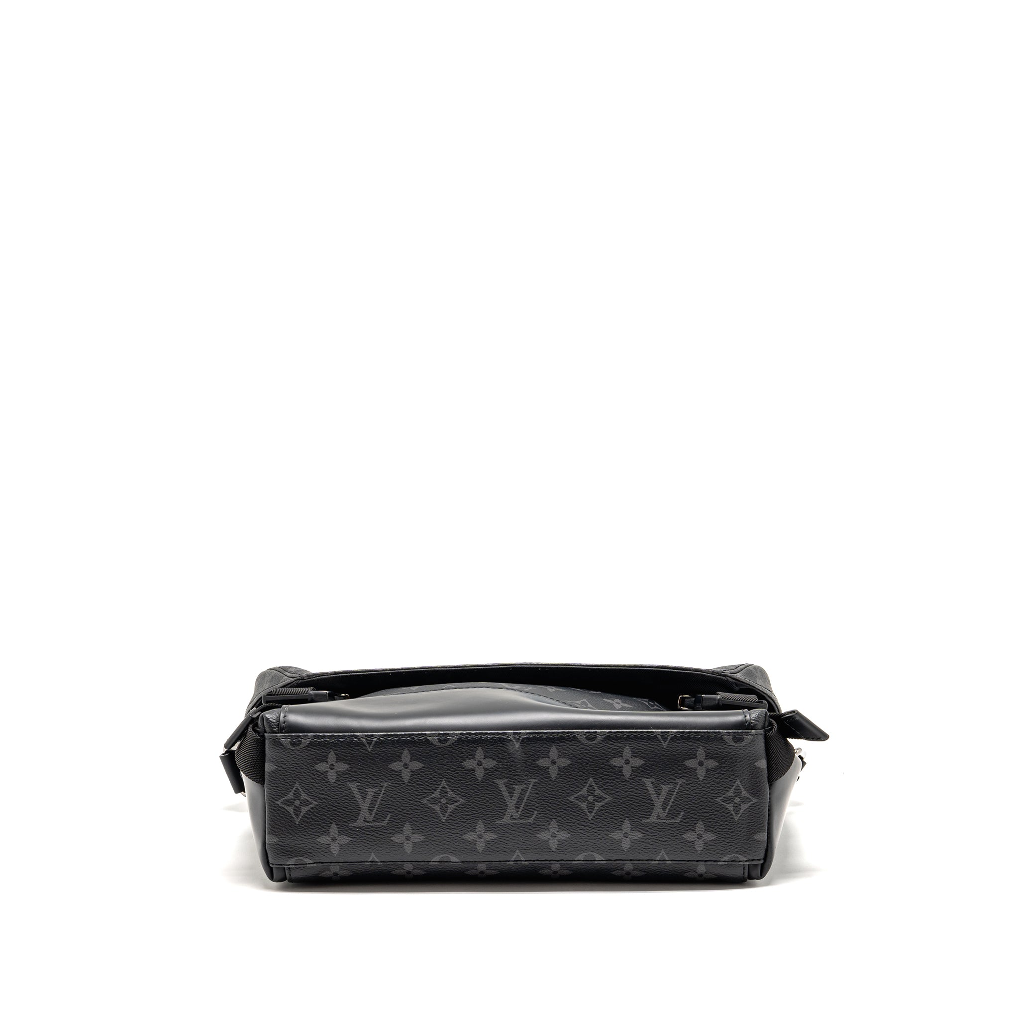 louis-vuitton-messenger-voyager-pm-monogram-eclipse-black-shw
