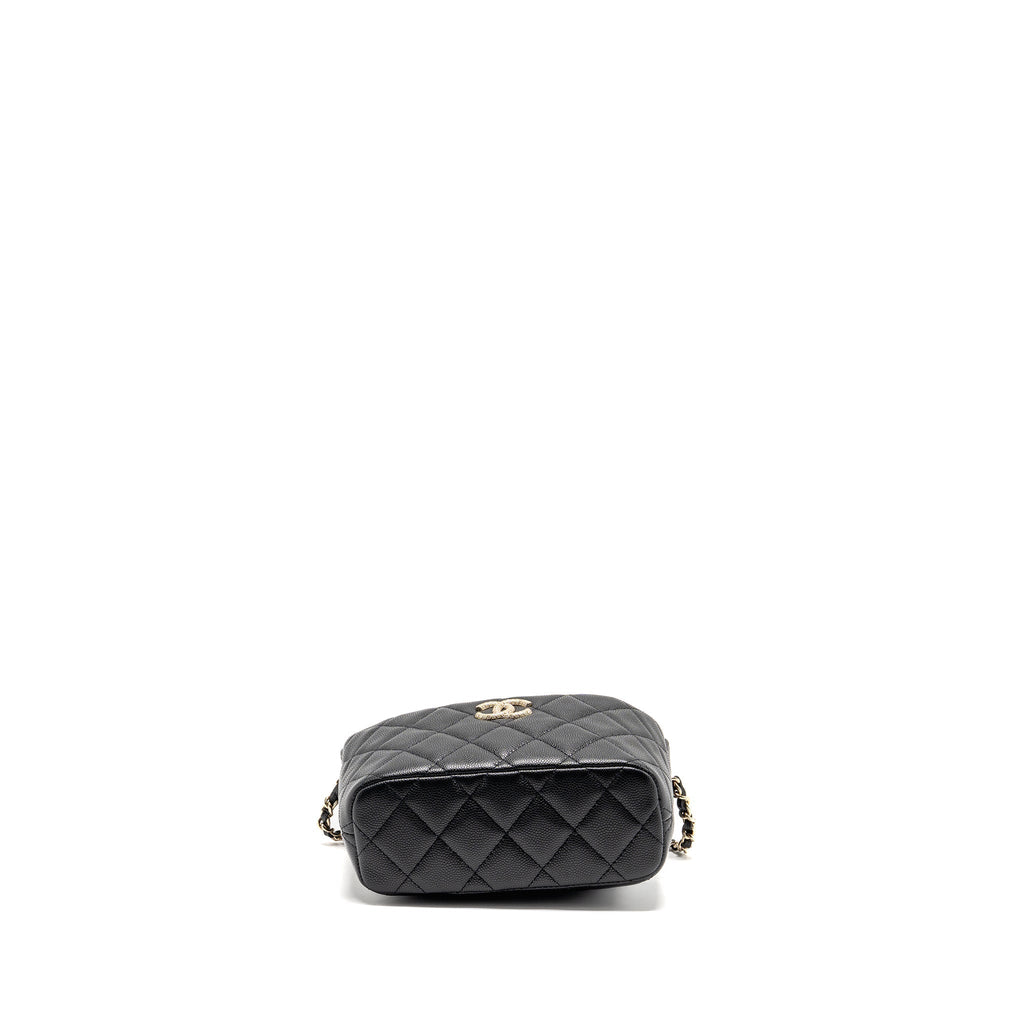 chanel-25c-detail-cc-logo-quilted-hobo-bag-caviar-black-lghwmicrochip-1