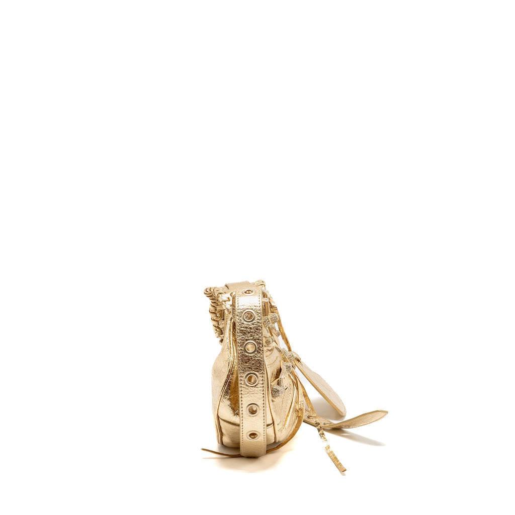 balenciaga-le-cagole-xs-shoulder-bag-arena-cracked-lambskin-gold-ghw