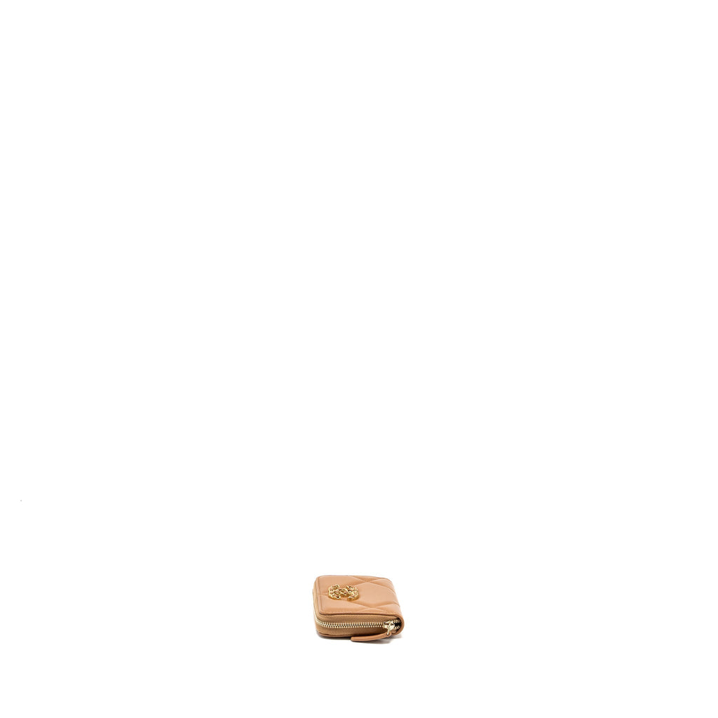 chanel-19-zip-card-holder-lambskin-beige-ghw-microchip