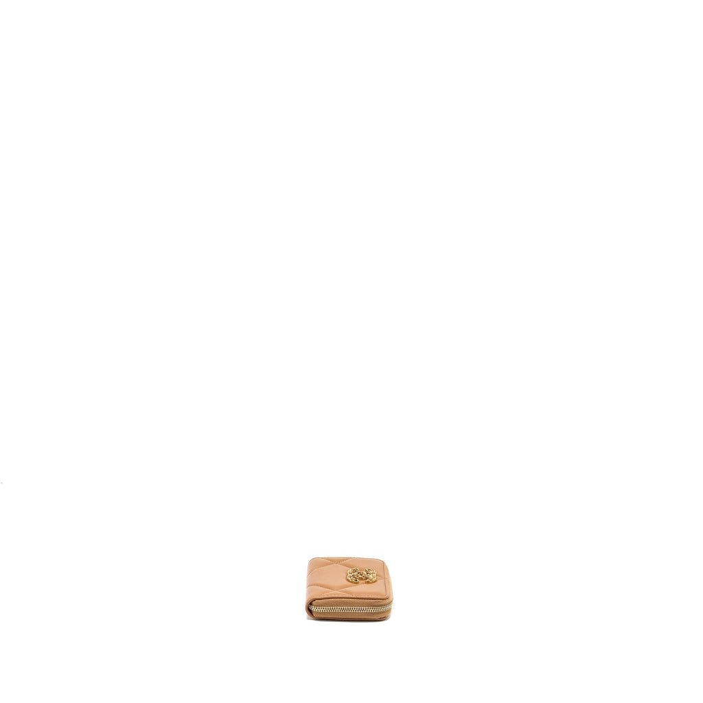 chanel-19-zip-card-holder-lambskin-beige-ghw-microchip