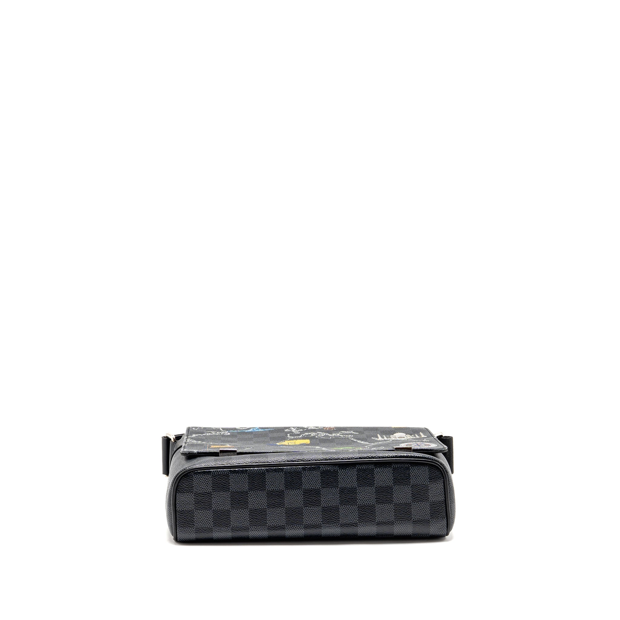 louis-vuitton-world-map-district-messenger-bag-damier-graphite-canvas-shw