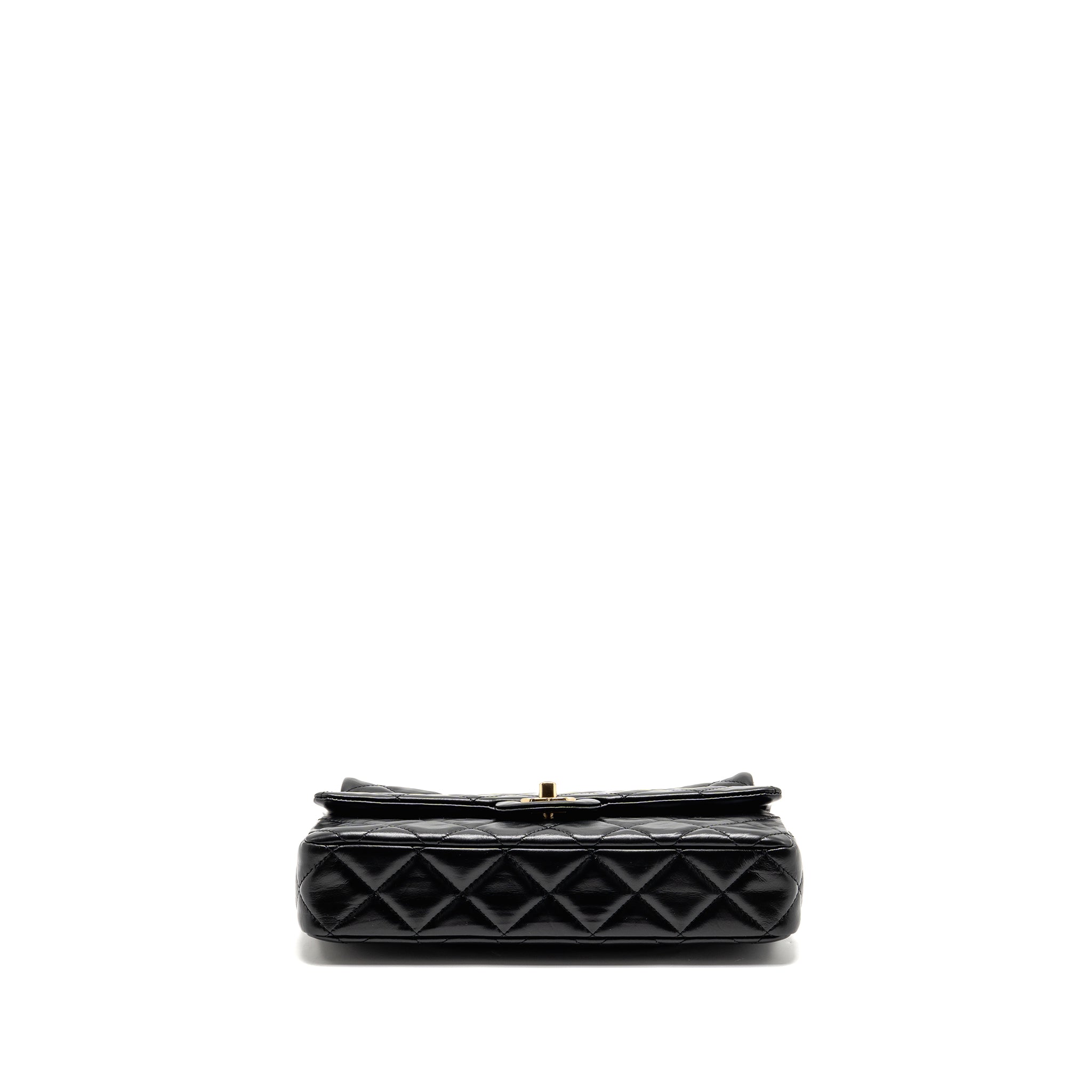 chanel-23a-classic-flap-clutch-shiny-calfskin-black-ghwmicrochip