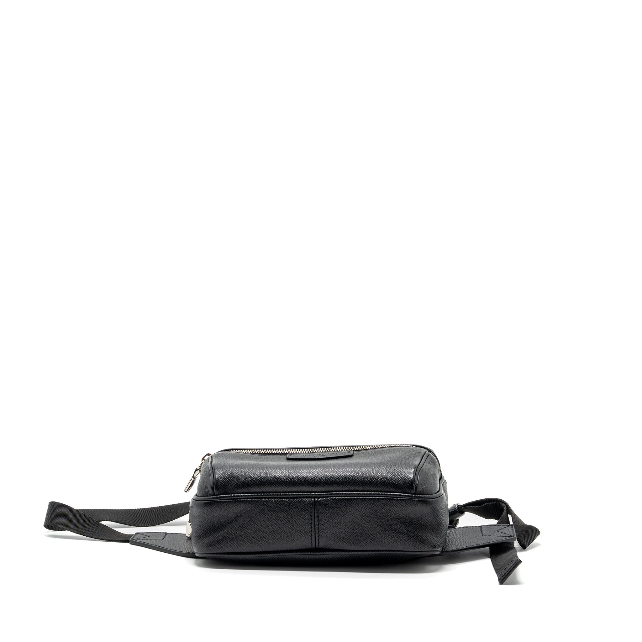 louis-vuitton-taiga-bum-bag-outdoor-leather-black-shw