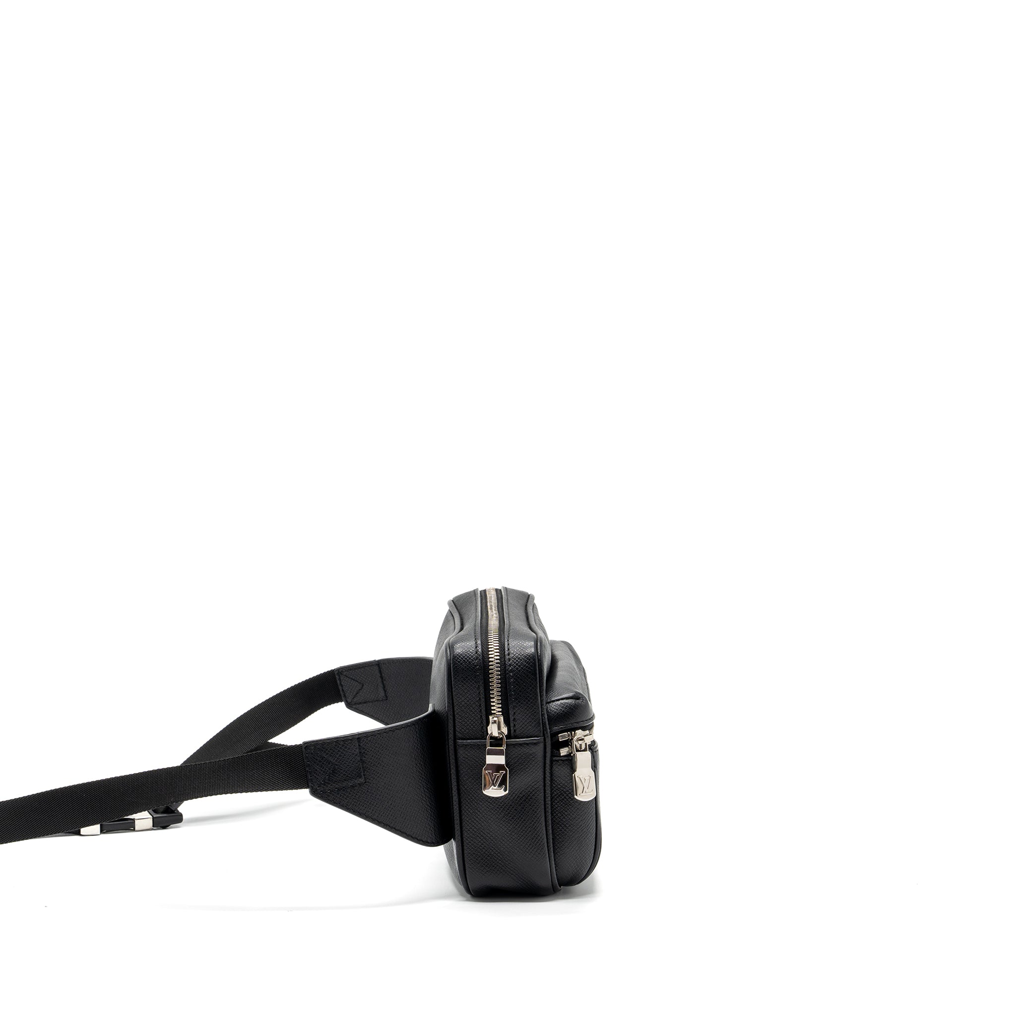 louis-vuitton-taiga-bum-bag-outdoor-leather-black-shw