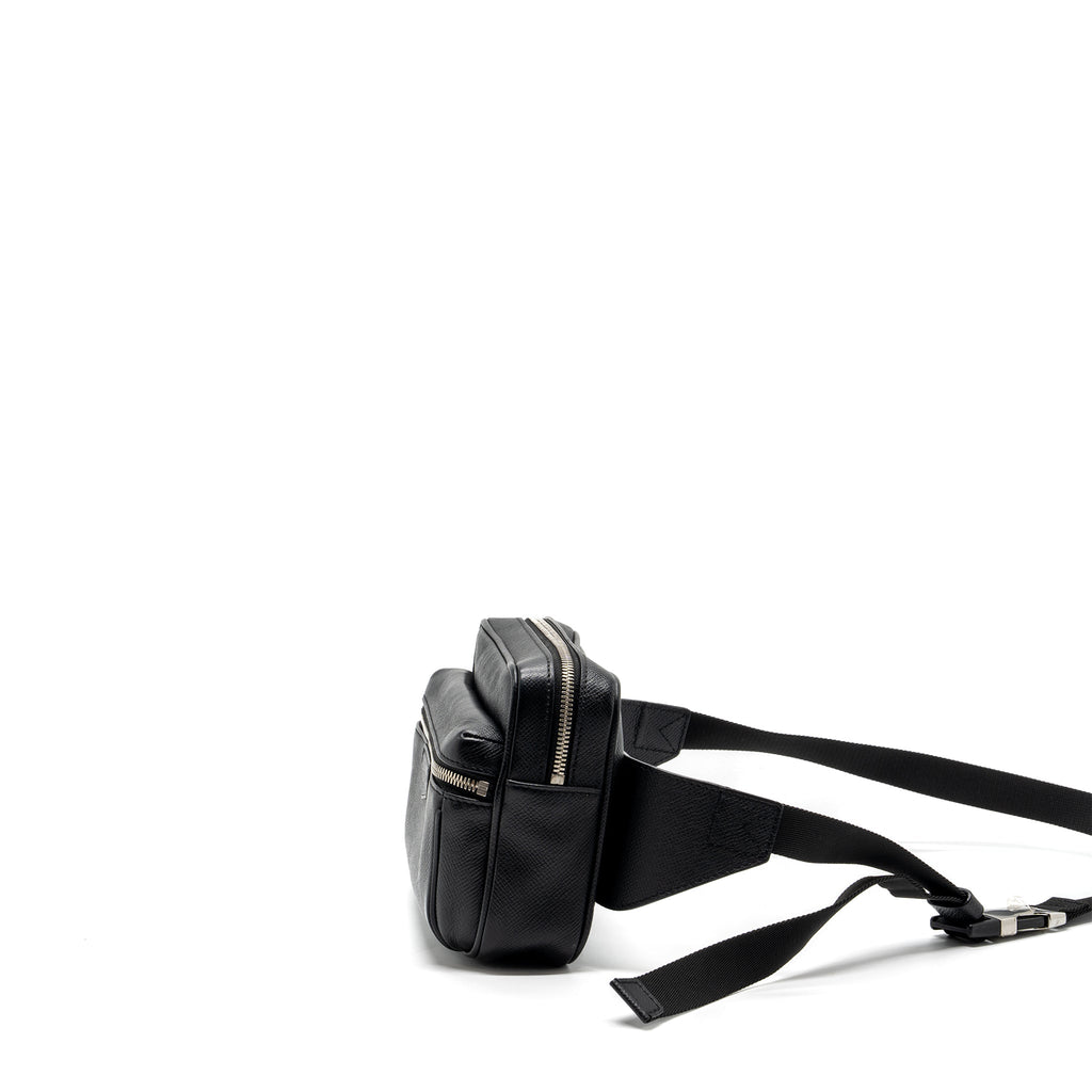 louis-vuitton-taiga-bum-bag-outdoor-leather-black-shw