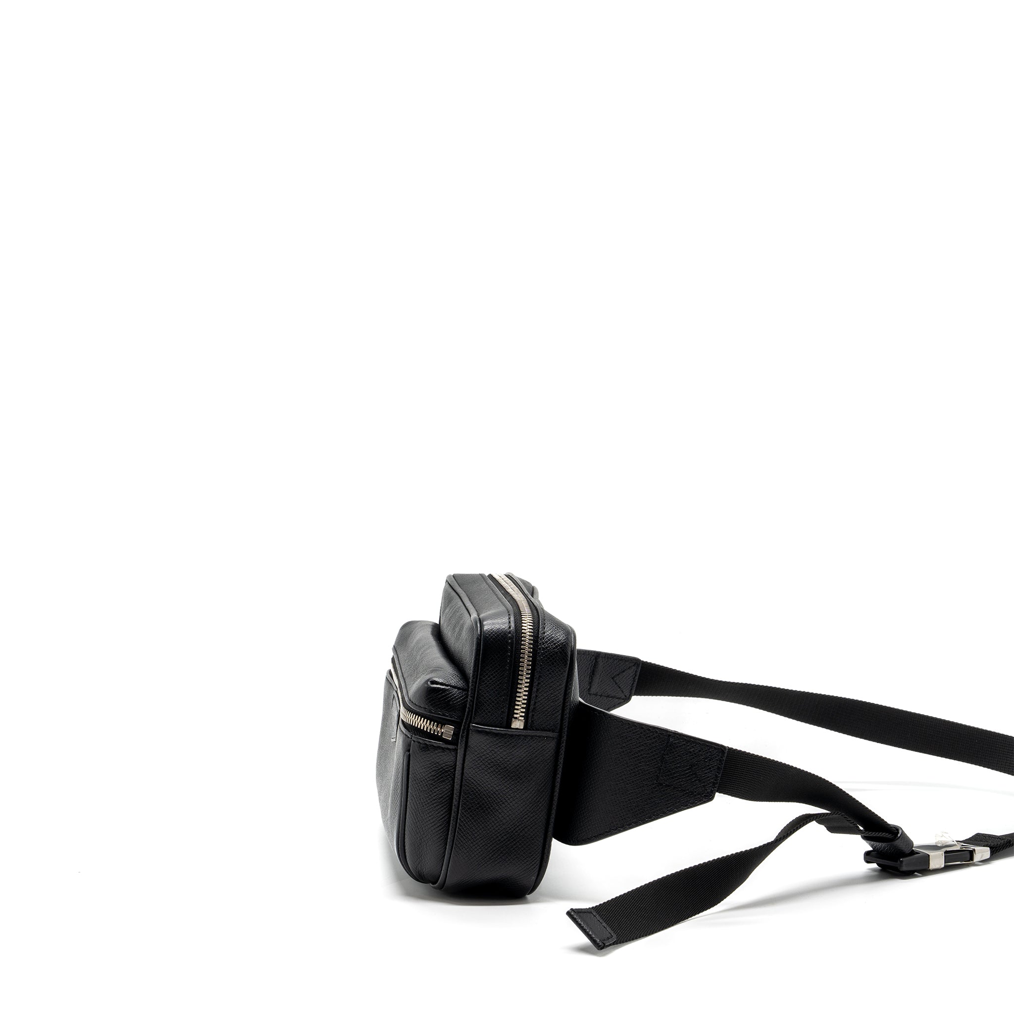 louis-vuitton-taiga-bum-bag-outdoor-leather-black-shw