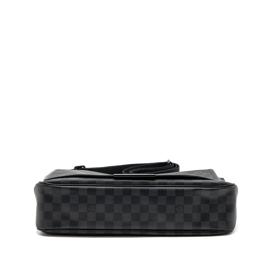 louis-vuitton-large-messanger-bag-damier-graphite-canvas-with-black-hardware