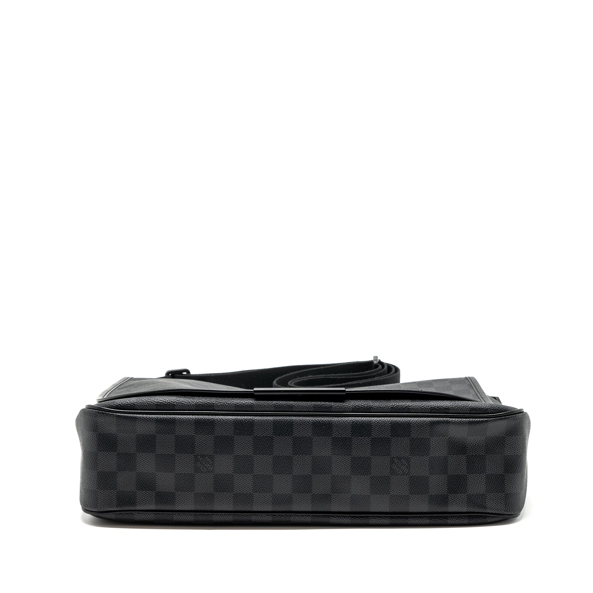 louis-vuitton-large-messanger-bag-damier-graphite-canvas-with-black-hardware