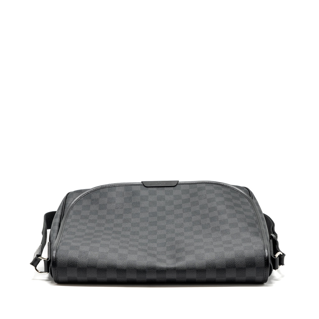 louis-vuitton-large-messanger-bag-damier-graphite-canvas-with-black-hardware