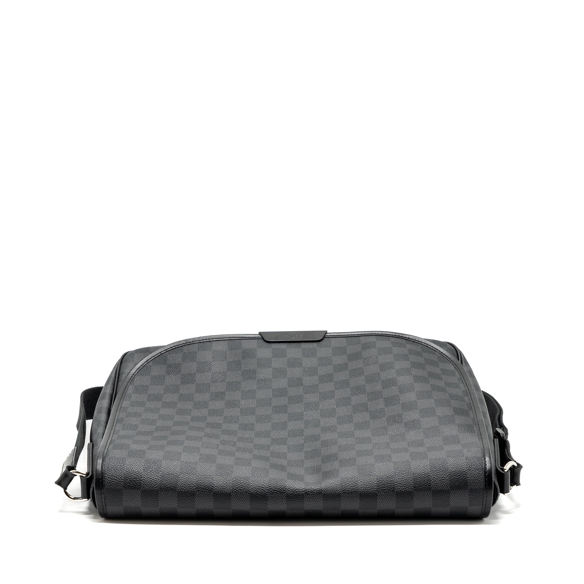 louis-vuitton-large-messanger-bag-damier-graphite-canvas-with-black-hardware