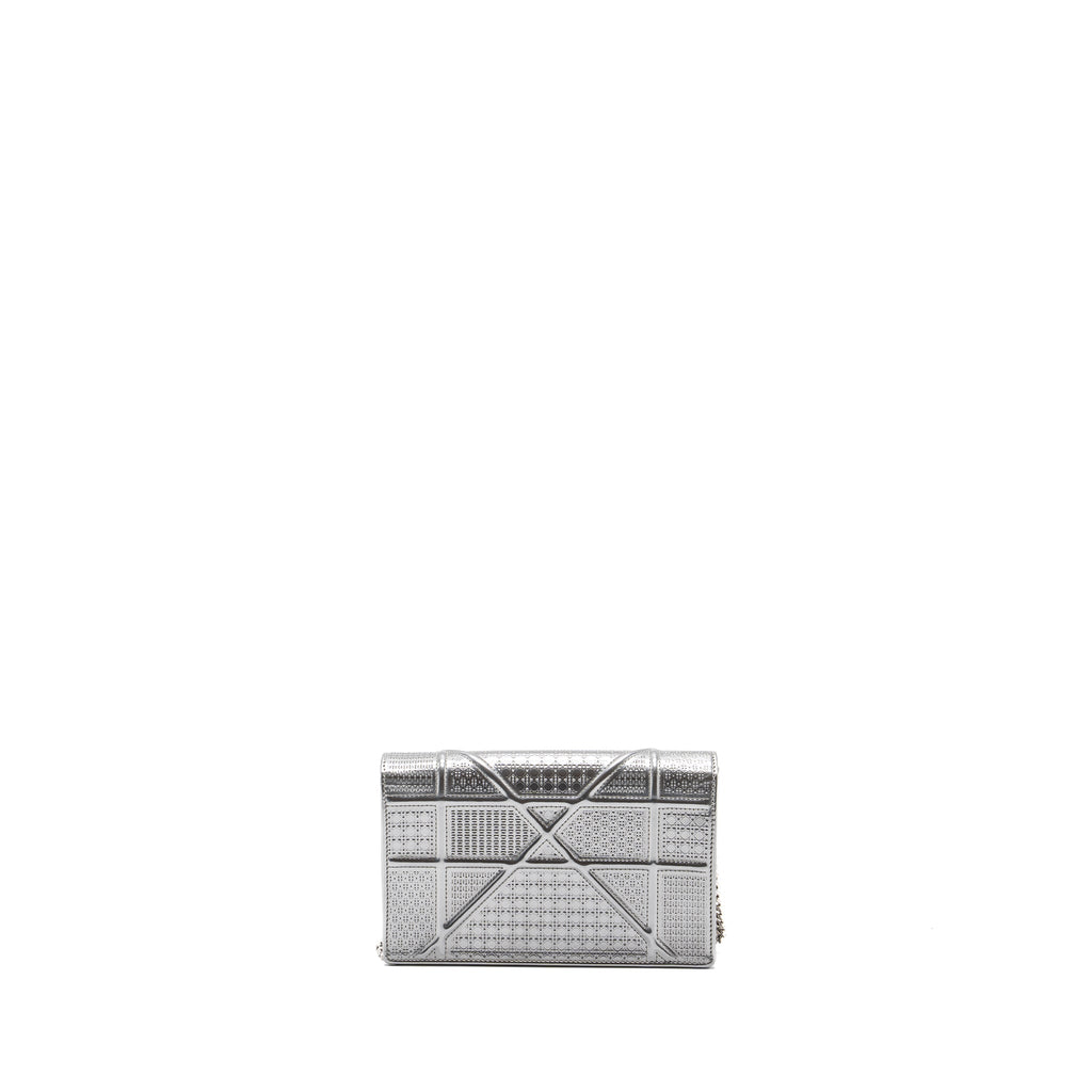 dior-diorama-wallet-on-chain-patent-metallic-silver-shw-1