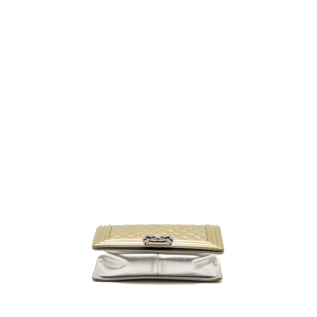 chanel-medium-boy-bag-patent-leather-light-gold-silver-shw