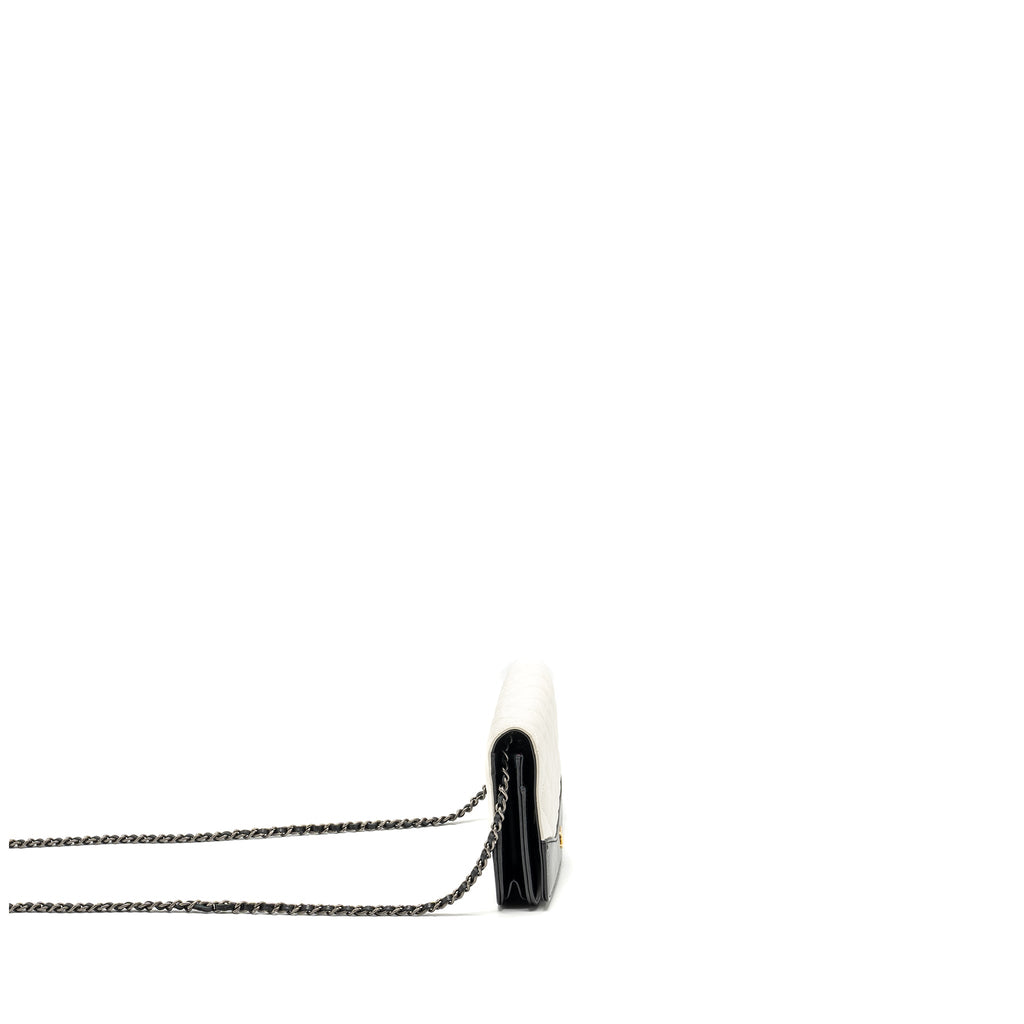 chanel-gabrielle-wallet-on-chain-calfskin-white-black-multicolour-hardware-copy
