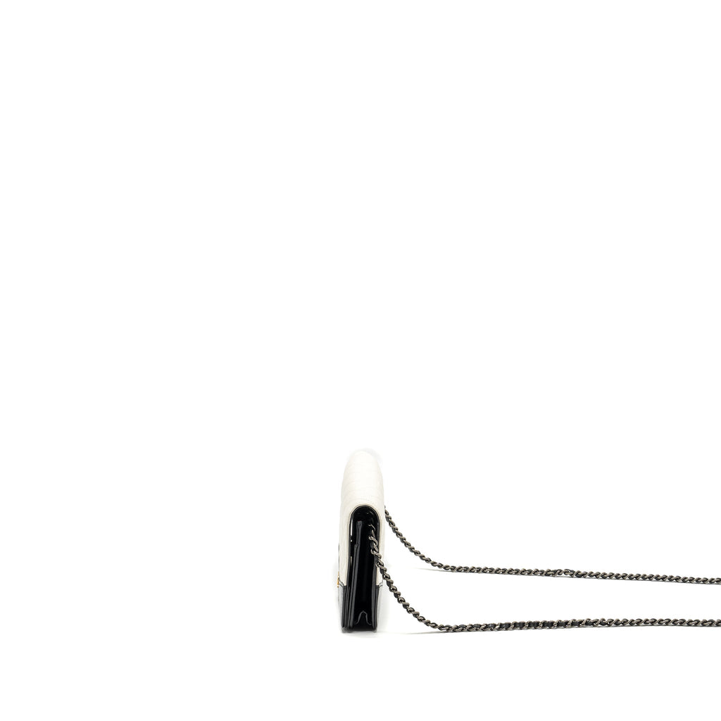 chanel-gabrielle-wallet-on-chain-calfskin-white-black-multicolour-hardware-copy
