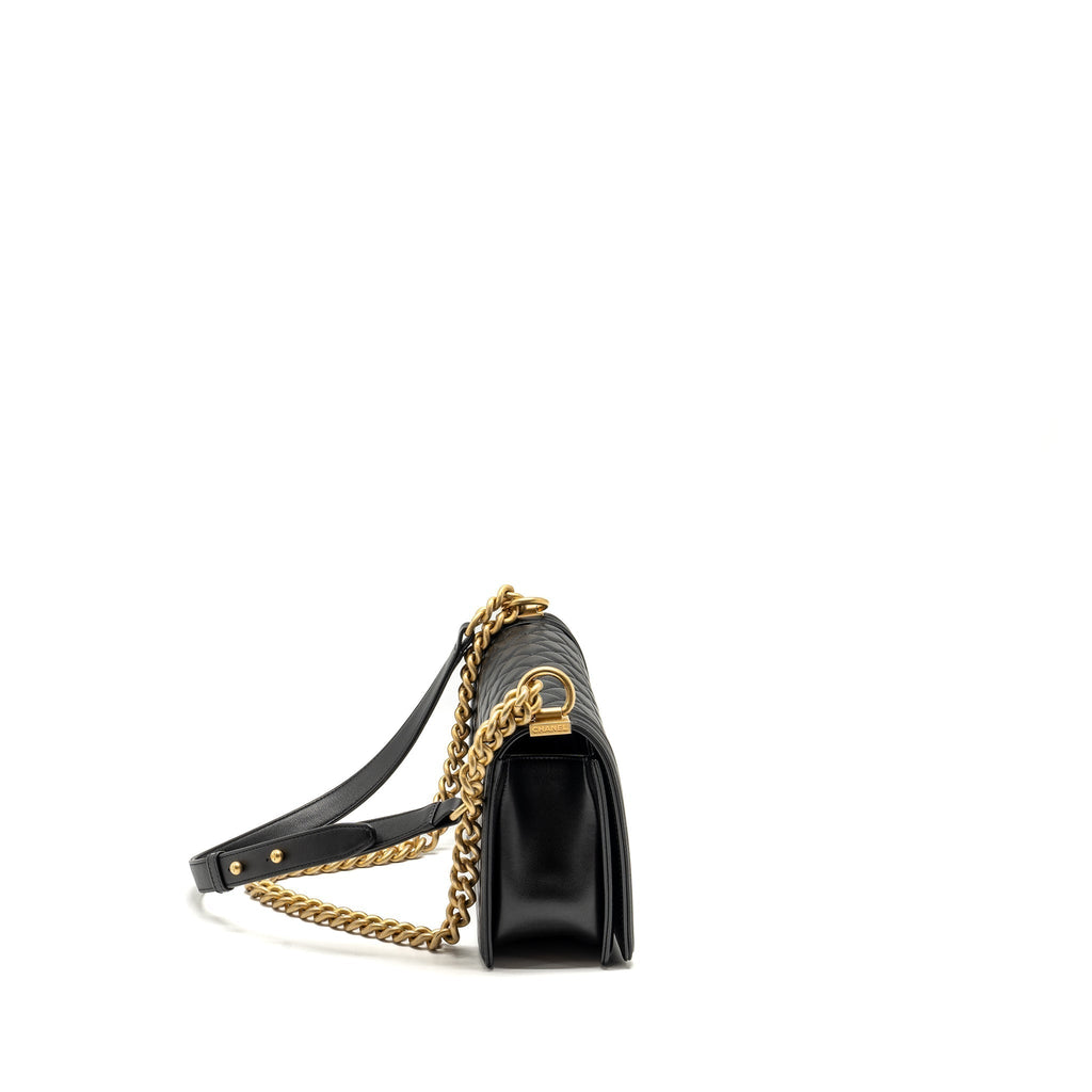 chanel-medium-boy-bag-lambskin-black-ghw