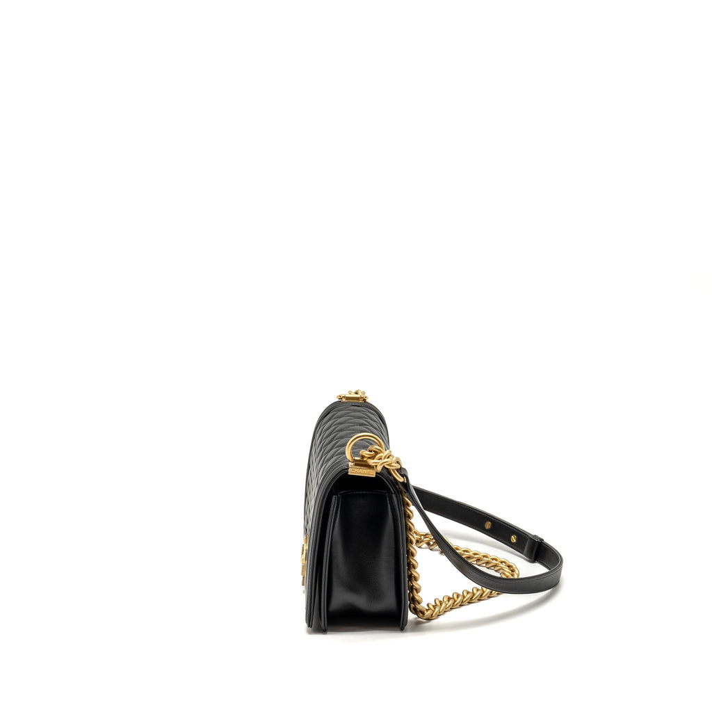 chanel-medium-boy-bag-lambskin-black-ghw