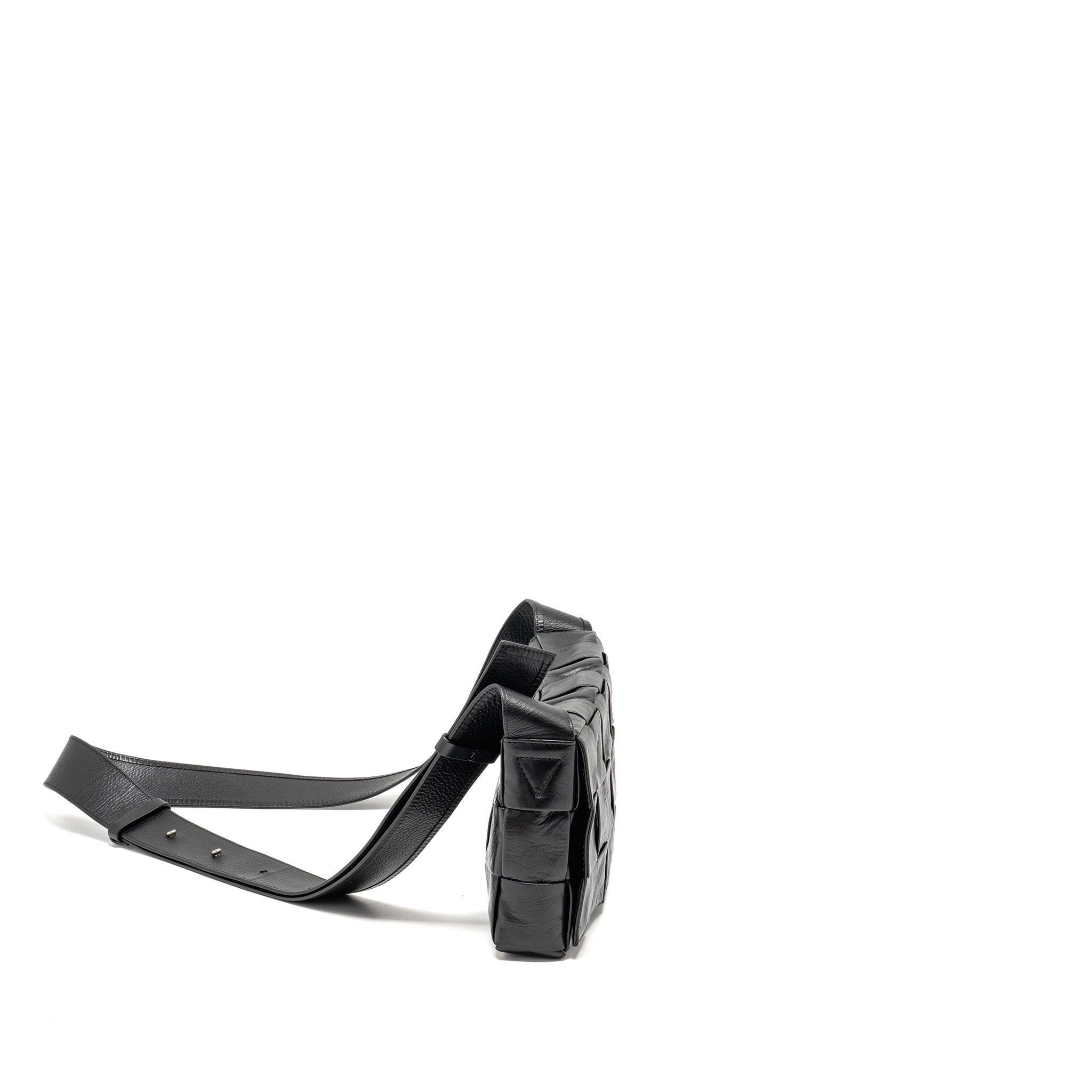 bottega-veneta-cassette-bag-aged-calfskin-black-shw-1