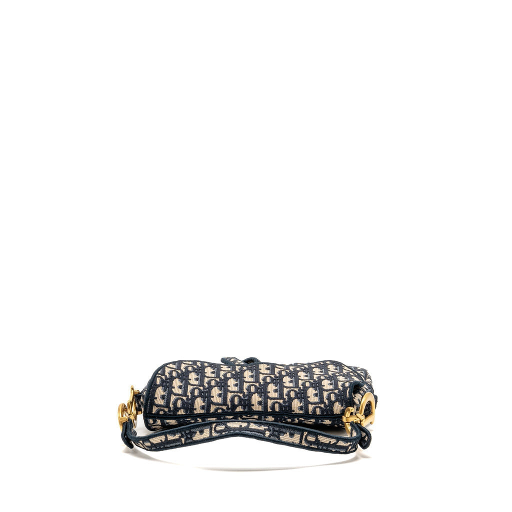 dior-medium-saddle-bag-oblique-embroidery-canvas-blue-ghw-1