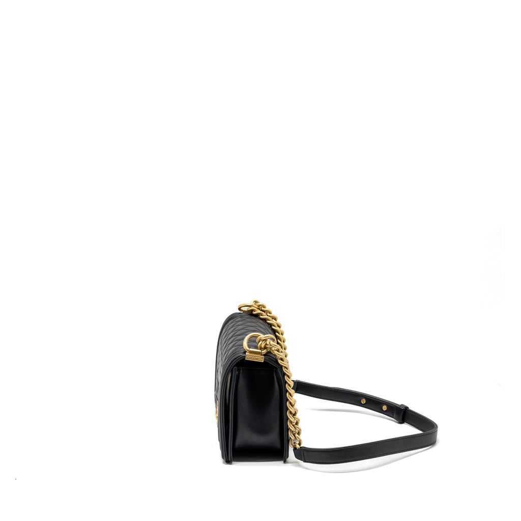 chanel-medium-boy-bag-smooth-calfskin-black-ghw