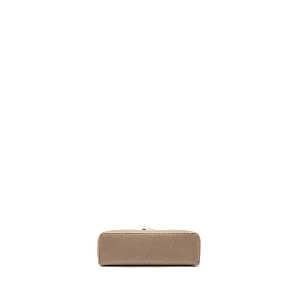 loro-piana-extra-pocket-l19-grained-calfskin-warm-mastic-shw