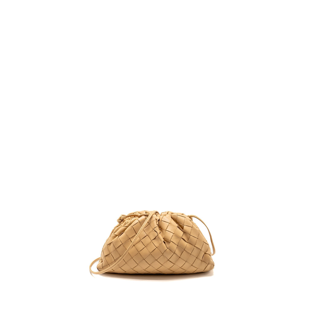 bottega-veneta-mini-pouch-intrecciato-lambskin-beige