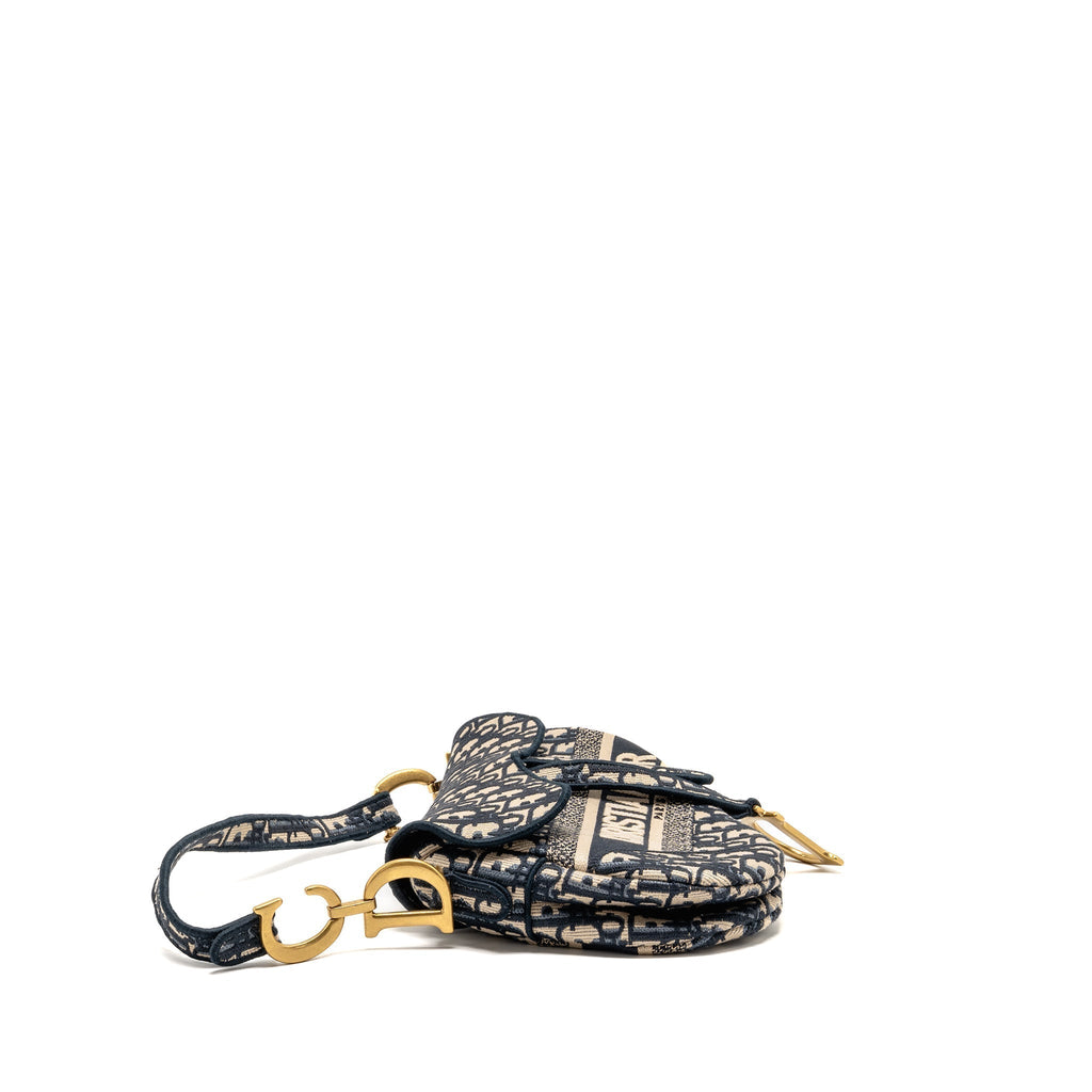 dior-medium-saddle-bag-oblique-embroidery-canvas-blue-ghw-1